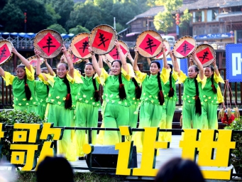 贵州黎平：村歌“比武”引客来