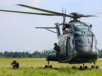 硬核！直击武警特战队员搭乘直升机融合训练